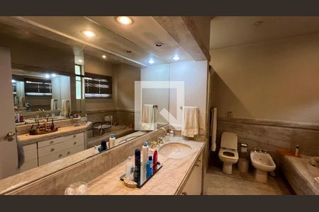 Casa à venda com 362m², 5 quartos e 4 vagasBanheiro da Suíte 4