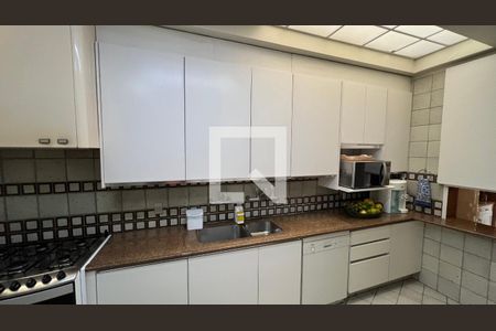 Casa à venda com 362m², 5 quartos e 4 vagasCozinha - Armários