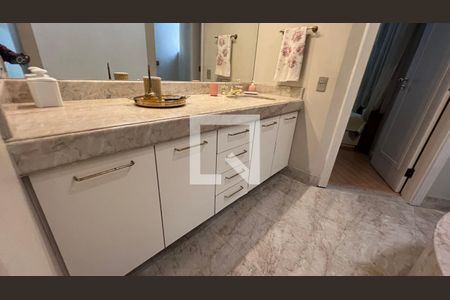 Casa à venda com 362m², 5 quartos e 4 vagasBanheiro da Suíte 2 e 3