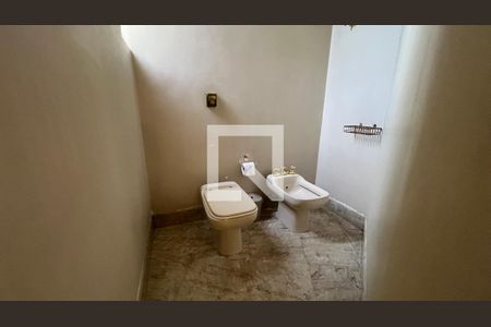 Casa à venda com 362m², 5 quartos e 4 vagasBanheiro da Suíte 2 e 3