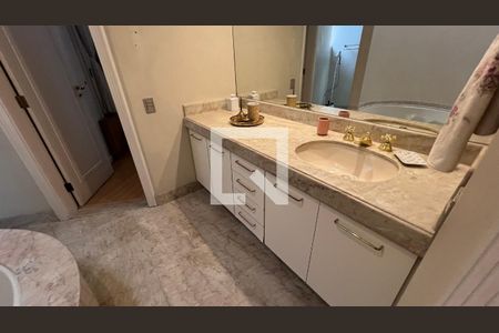 Casa à venda com 362m², 5 quartos e 4 vagasBanheiro da Suíte 2 e 3