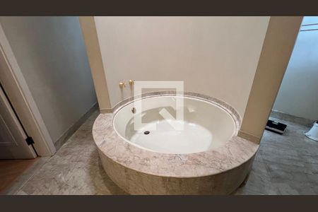 Casa à venda com 362m², 5 quartos e 4 vagasBanheiro da Suíte 2 e 3