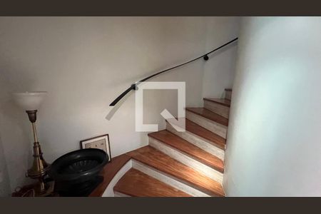 Casa à venda com 362m², 5 quartos e 4 vagasEscada