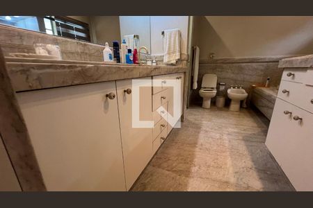 Casa à venda com 362m², 5 quartos e 4 vagasBanheiro da Suíte 4