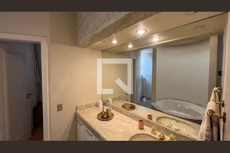 Casa à venda com 362m², 5 quartos e 4 vagasBanheiro da Suíte 2 e 3