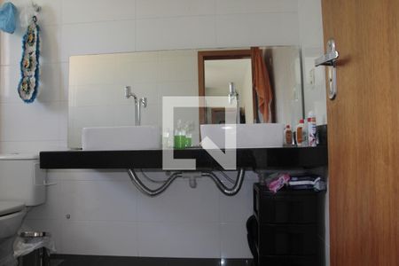 Casa à venda com 170m², 3 quartos e 6 vagasbanheiro da suite