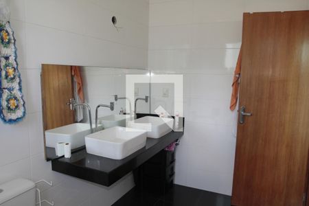 Casa à venda com 170m², 3 quartos e 6 vagasbanheiro da suite