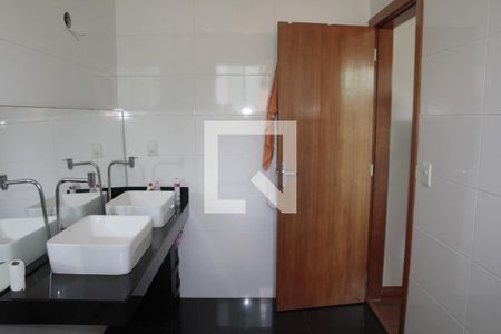 Casa à venda com 170m², 3 quartos e 6 vagasbanheiro da suite