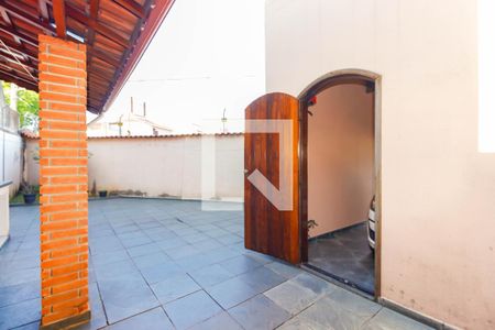 Casa à venda com 180m², 2 quartos e 2 vagasEntrada e Saida Lateral