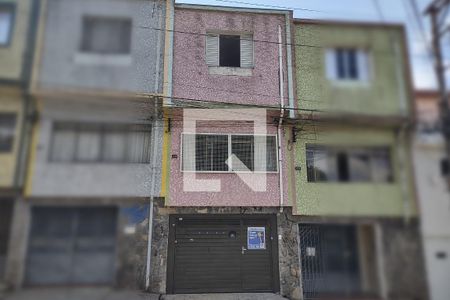 Casa à venda com 108m², 2 quartos e 2 vagas Casa à venda com 108m², 2 quartos e 2 vagasFachada