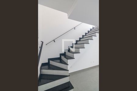 Apartamento para alugar com 99m², 2 quartos e 1 vaga Apartamento para alugar com 99m², 2 quartos e 1 vagaEscada