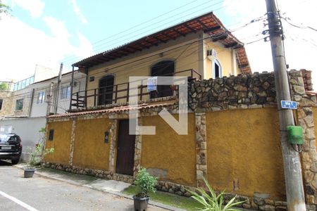 Casa à venda com 260m², 5 quartos e 2 vagasFachada