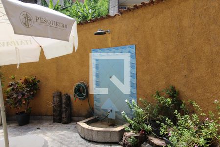 Casa à venda com 260m², 5 quartos e 2 vagasChuveiro da piscina