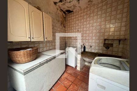 Casa à venda com 298m², 4 quartos e 6 vagas Casa à venda com 298m², 4 quartos e 6 vagasÁrea de Serviço