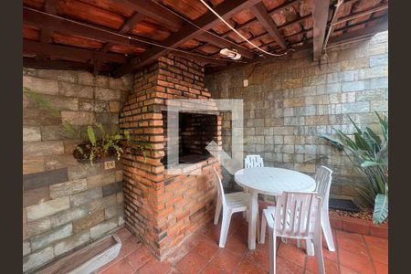 Casa à venda com 298m², 4 quartos e 6 vagas Casa à venda com 298m², 4 quartos e 6 vagasÁrea externa