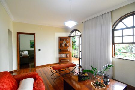 Sala de casa para alugar com 4 quartos, 298m² em Minas Brasil, Belo Horizonte