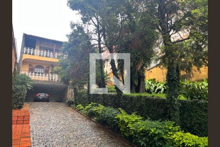 Casa à venda com 298m², 4 quartos e 6 vagas Casa à venda com 298m², 4 quartos e 6 vagasÁrea externa