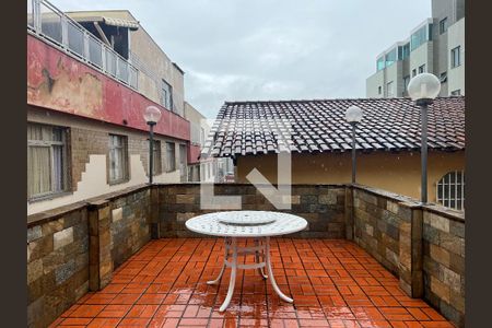 Casa à venda com 298m², 4 quartos e 6 vagas Casa à venda com 298m², 4 quartos e 6 vagasÁrea externa