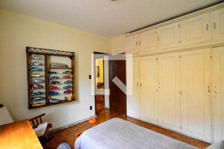 Casa à venda com 298m², 4 quartos e 6 vagas Casa à venda com 298m², 4 quartos e 6 vagasQuarto 2