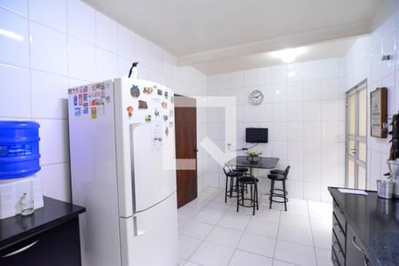 Casa à venda com 298m², 4 quartos e 6 vagas Casa à venda com 298m², 4 quartos e 6 vagasCozinha