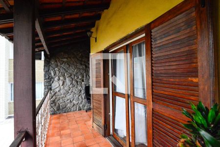 Casa à venda com 298m², 4 quartos e 6 vagas Casa à venda com 298m², 4 quartos e 6 vagasVaranda