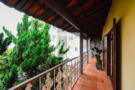 Casa à venda com 298m², 4 quartos e 6 vagas Casa à venda com 298m², 4 quartos e 6 vagasVaranda