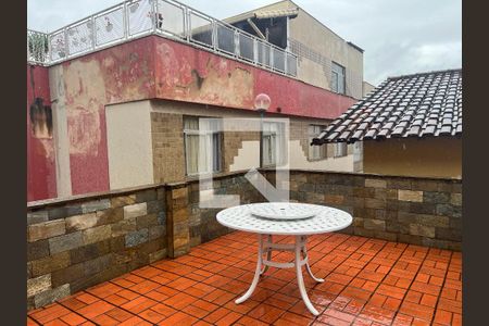 Casa à venda com 298m², 4 quartos e 6 vagas Casa à venda com 298m², 4 quartos e 6 vagasÁrea externa