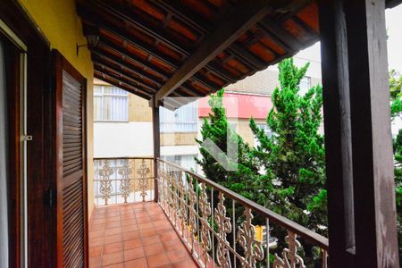 Casa à venda com 298m², 4 quartos e 6 vagas Casa à venda com 298m², 4 quartos e 6 vagasVaranda