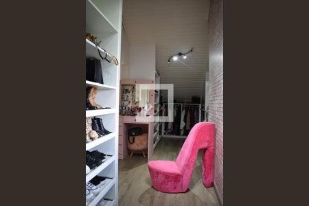 Casa à venda com 240m², 4 quartos e 2 vagasCloset