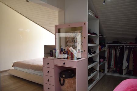 Casa à venda com 240m², 4 quartos e 2 vagasCloset