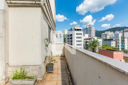 Apartamento à venda com 238m², 5 quartos e 3 vagasVaranda