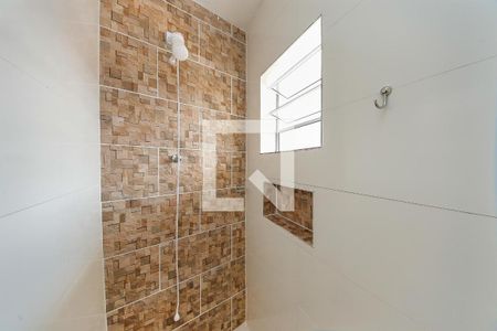 Banheiro de kitnet/studio para alugar com 1 quarto, 27m² em Jardim Santo André, São Paulo