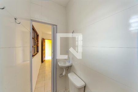 Banheiro de kitnet/studio para alugar com 1 quarto, 27m² em Jardim Santo André, São Paulo