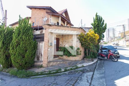 Casa à venda com 230m², 4 quartos e 4 vagasFachada