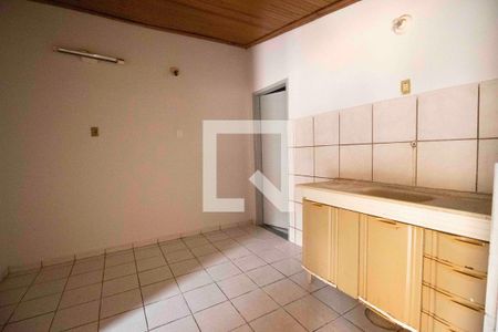 Casa para alugar com 300m², 3 quartos e 3 vagasCasa nos fundos