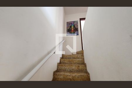 Casa à venda com 228m², 3 quartos e 2 vagas Casa à venda com 228m², 3 quartos e 2 vagasEscada Porão