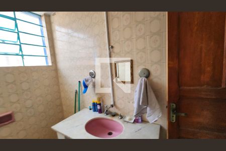 Casa à venda com 228m², 3 quartos e 2 vagas Casa à venda com 228m², 3 quartos e 2 vagasBanheiro