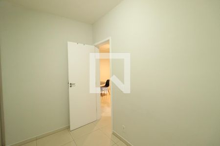 Quarto 2 de apartamento para alugar com 2 quartos, 55m² em Gávea, Uberlândia