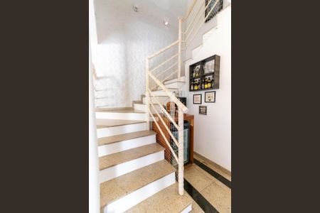 Casa de condomínio à venda com 550m², 4 quartos e 2 vagasEscada