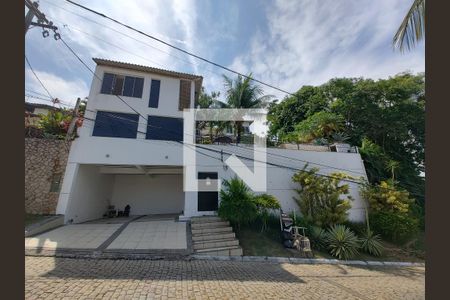 Casa de condomínio à venda com 550m², 4 quartos e 2 vagasFachada