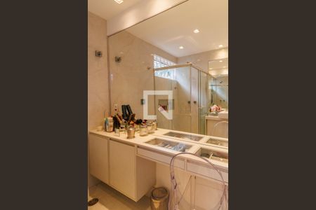 Casa à venda com 499m², 3 quartos e 5 vagas Casa à venda com 499m², 3 quartos e 5 vagasBanheiro da Suíte 1