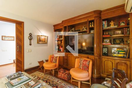 Casa à venda com 499m², 3 quartos e 5 vagas Casa à venda com 499m², 3 quartos e 5 vagasSala de TV