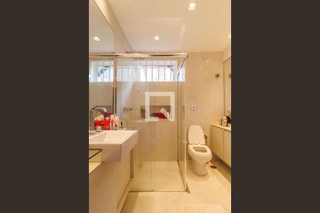 Casa à venda com 499m², 3 quartos e 5 vagas Casa à venda com 499m², 3 quartos e 5 vagasBanheiro da Suíte 1