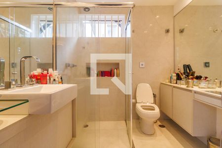 Casa à venda com 499m², 3 quartos e 5 vagas Casa à venda com 499m², 3 quartos e 5 vagasBanheiro da Suíte 1