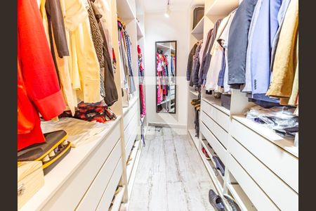 Casa à venda com 480m², 3 quartos e 4 vagas Casa à venda com 480m², 3 quartos e 4 vagasSuíte 3 - Closet