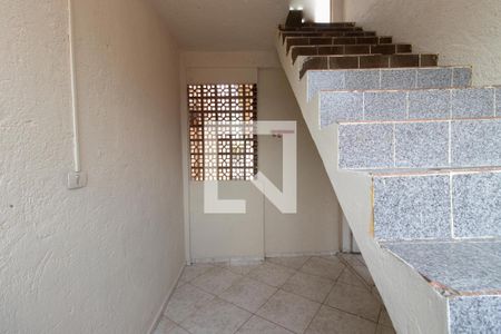 Casa para alugar com 90m², 2 quartos e 2 vagas Casa para alugar com 90m², 2 quartos e 2 vagasHall escada