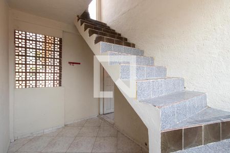 Casa para alugar com 90m², 2 quartos e 2 vagas Casa para alugar com 90m², 2 quartos e 2 vagasHall escada