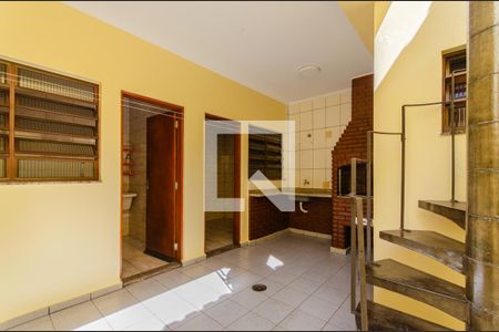 Casa à venda com 223m², 4 quartos e 3 vagas Casa à venda com 223m², 4 quartos e 3 vagasQuintal