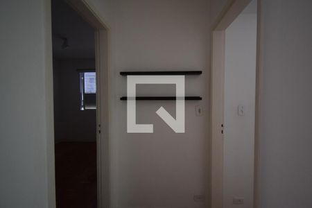 Apartamento para alugar com 90m², 2 quartos e 2 vagasPrateleiras entre os quartos
