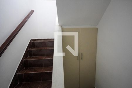 escada de casa para alugar com 3 quartos, 130m² em Vila Ivg, São Paulo